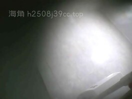 针孔偷拍熟人尿尿