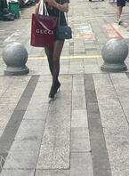 偶遇两个极品包臀丝袜高跟骚货1