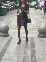 偶遇两个极品包臀丝袜高跟骚货