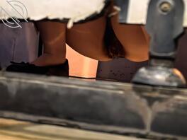 美女看得挺害羞的1