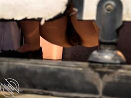 美女看得挺害羞的2