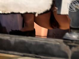 美女看得挺害羞的