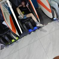 岔开腿露出粉内裤，真是等着被干呢1