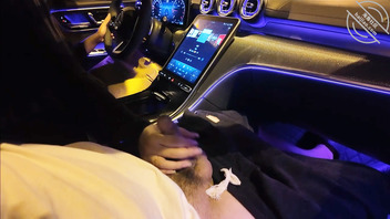 【开车打飞机】一手开奔驰,一手给外甥打飞机 小姨是不是人生赢家0