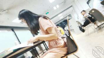 经济学系花,没忍住趴桌底欣赏粉裙下诱人的春光
