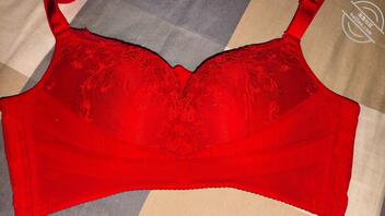 趁着嫂子出门买菜，把她的内衣都找出来闻味2