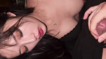 无套插入，射了一脸，吃鸡巴的样子太销魂了。