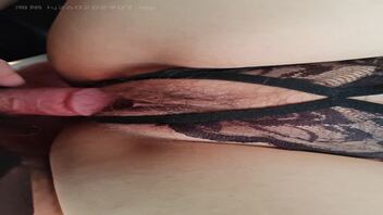 让骚逼教师老婆穿上开裆情趣内裤，带着她去车震，内射骚逼里。