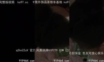 大鸡巴操的隔壁美女说想尿尿最后射嘴里