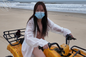 【露出专题】全裸骑沙滩摩托被猥琐大叔袭胸2