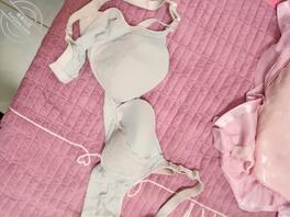 昨天发现妈妈的秘密，偷拿她的内衣，自慰一下2