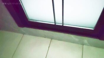 厕所偷拍女同事小莉女厕尿尿（持续更新）