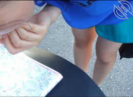 假装问路趁机偷拍少女奶子1