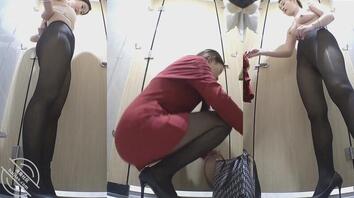 红色OL黑丝少妇，厕所换内衣，八字奶太爽了