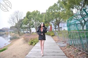 骚妈的户外露出，配合野男人拍照