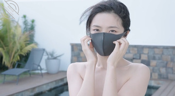 姐姐穿着清新黄色比基尼在泳池边...0