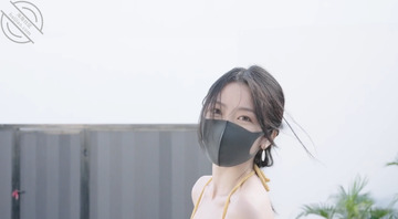 姐姐穿着清新黄色比基尼在泳池边...1