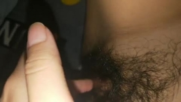 小女友自拍扣穴。