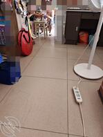 《原创》商店老板娘叉开腿对着我，内裤好像还有个洞