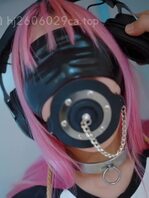乖侄女乳夹，跳蛋，假鸡巴穿戴整齐，耳机里循环播放着淫堕洗脑的音频放置调教