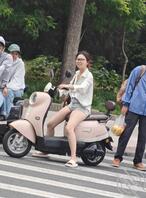 偷拍眼镜妹美丽的大白腿
