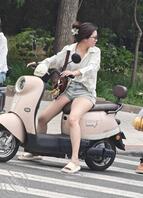 偷拍眼镜妹美丽的大白腿2