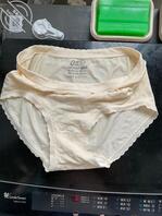 终于趁着合租小骚货上课时候偷拿她的贴身衣物爽了一把0