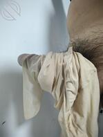 给丈母娘的丝袜撕开个小洞，把鸡巴套进去，别提有多爽了，撸一发