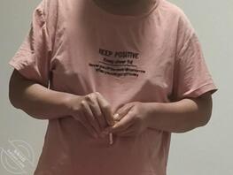 绿母，老妈没穿奶罩，凸点好明显