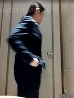 财务姐姐办公室喷水后，厕所穿开档肉丝裸体自慰喷尿