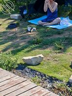 海边拍到的小少妇，搭着小帐篷，仿佛在向你招手0