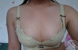 新野县医院的骚逼护士，领出去车震过两次，不会发视频，下个帖子补上，有露脸1