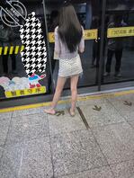 想不想把这个白色斑点短裙一把扯下来然后强制插入骚逼？2