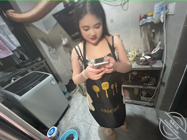 后入跟妈妈通话的妹妹公用小穴0