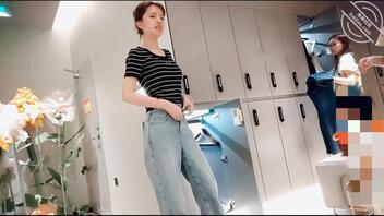 偷拍极品白幼瘦身材露脸高颜值美女脱衣后的绝美胸型0