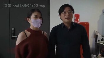 高颜值白领姐姐被绿帽男友带到圣地解锁6P初体验开始还害羞戴口罩1