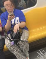 地铁偶遇小坦克，腿和屁股都肉肉的，还是个眼镜妹。0