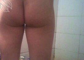 偷拍合租室友洗澡，又扣屁眼，又对着骚穴喷水（附上期视频）1