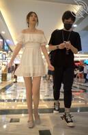 【白裙蓝内裤】跟男友一起逛商场的白裙美女的蓝色内裤。0