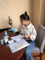 我大姨看着好诱惑 感觉她在床上是很骚的那种 而且还带眼镜 打算用微信创个1