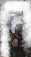老公看的紧只好去她家地下室，他楼上刷手机我们地下室操逼