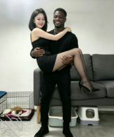 女友张欢昨天大战请假，公司新来的领导上门慰问，直接在家里肛交爆操内射女友0