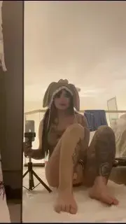  巨乳纹身精神小妹十月重金私拍，脸穴同框道具自慰模拟吞精