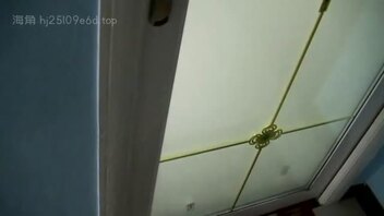 淫荡妈妈在洗澡我进去和妈妈洗鸳鸯浴无套内射骚妈，妈妈被我操到喷水喷尿