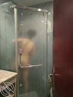 【原创作品7】骚逼表姐约我出来干她，忍不住偷看表姐洗澡1