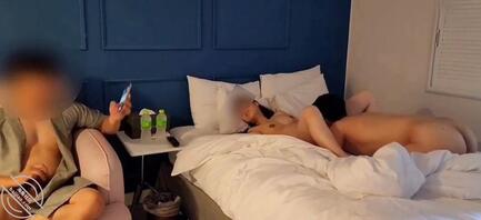 绿帽奴一边撸管一边用手机拍摄，单男无套暴操淫荡的老婆，骚逼被精液灌满0