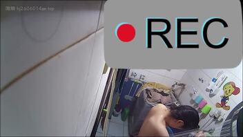 偷拍骚妈洗澡，第一次偷拍到她的奶子，兄弟们觉得我妈的奶子怎么样？