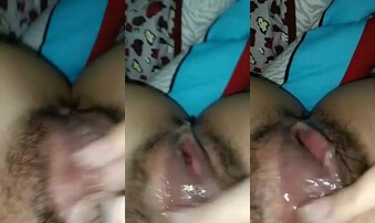 00后大长腿骚逼前传，自慰到喷尿，也不管床单被套尿骚味