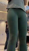 面包店偶遇瑜伽少妇直怼她的肥阴唇拍摄和路上跟拍超性感短裙肥臀骚逼