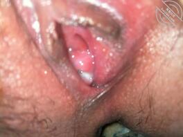 17岁高三女友，嫩嫩的小骚逼忍不住想要大鸡吧操，流了好多水0